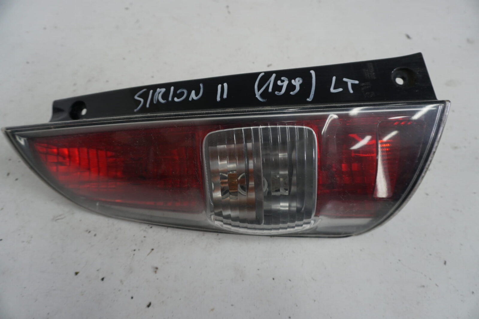 Daihatsu Sirion II Lampa Tylna Lewa Koito 220-51762
