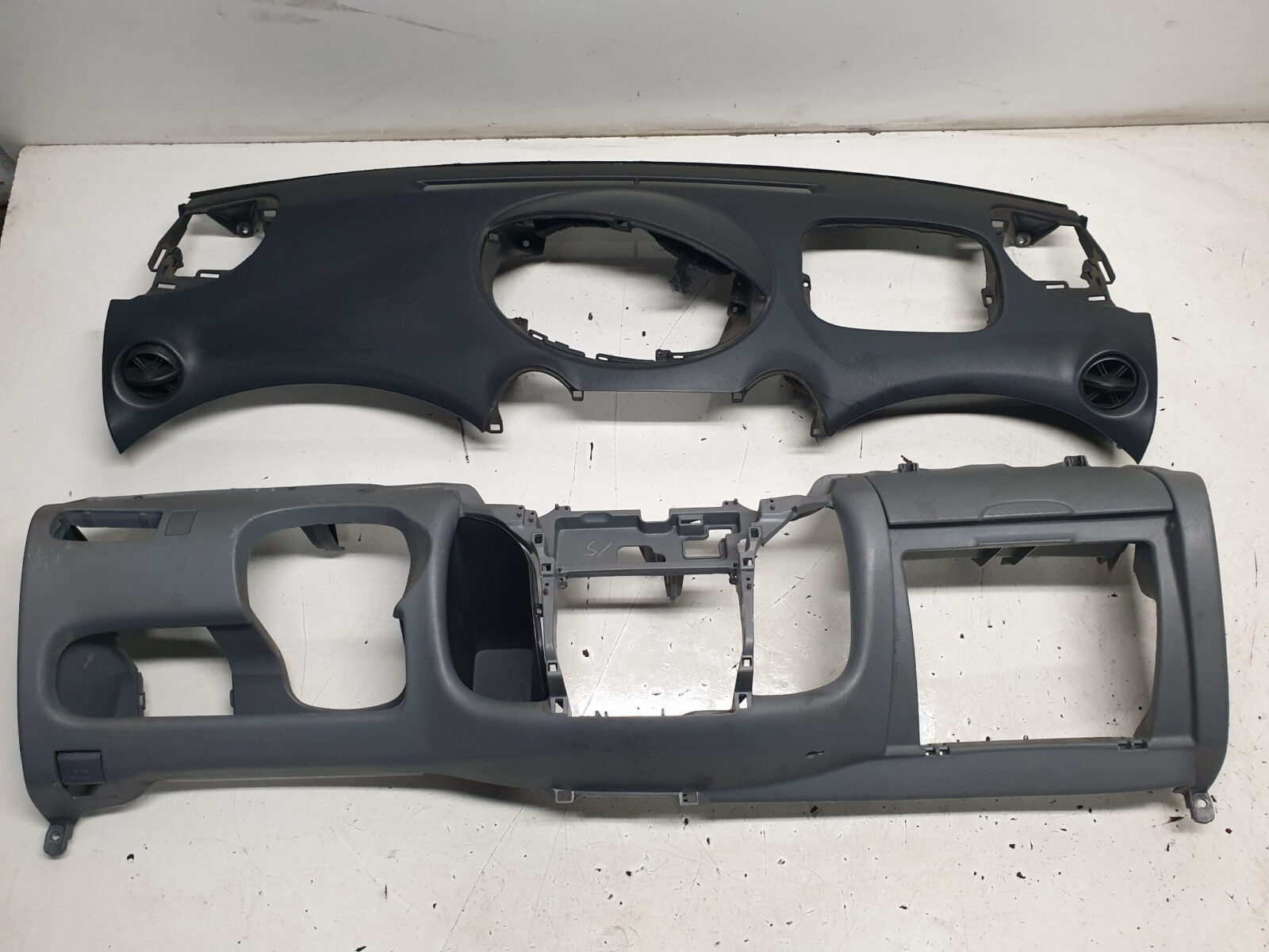 Toyota Yaris I Deska Rozdzielcza Konsola Europa 55303-52010 55301-52010