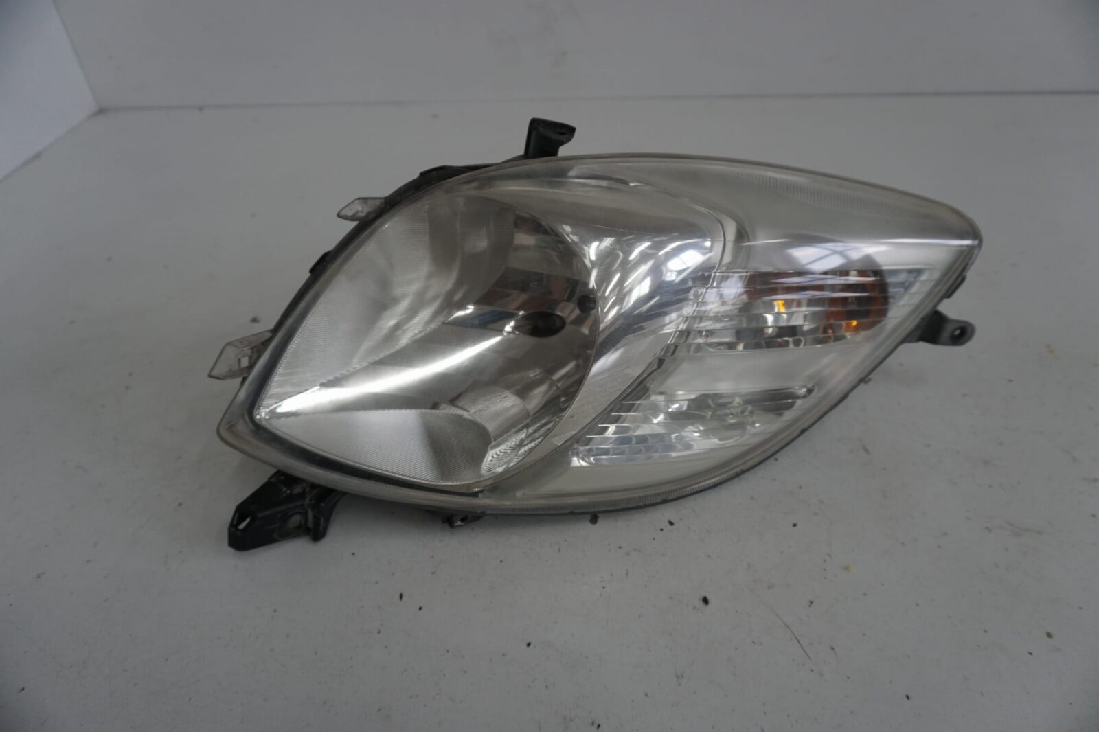 Toyota Yaris II Lampa Lewa Przednia Nr.42 Uk
