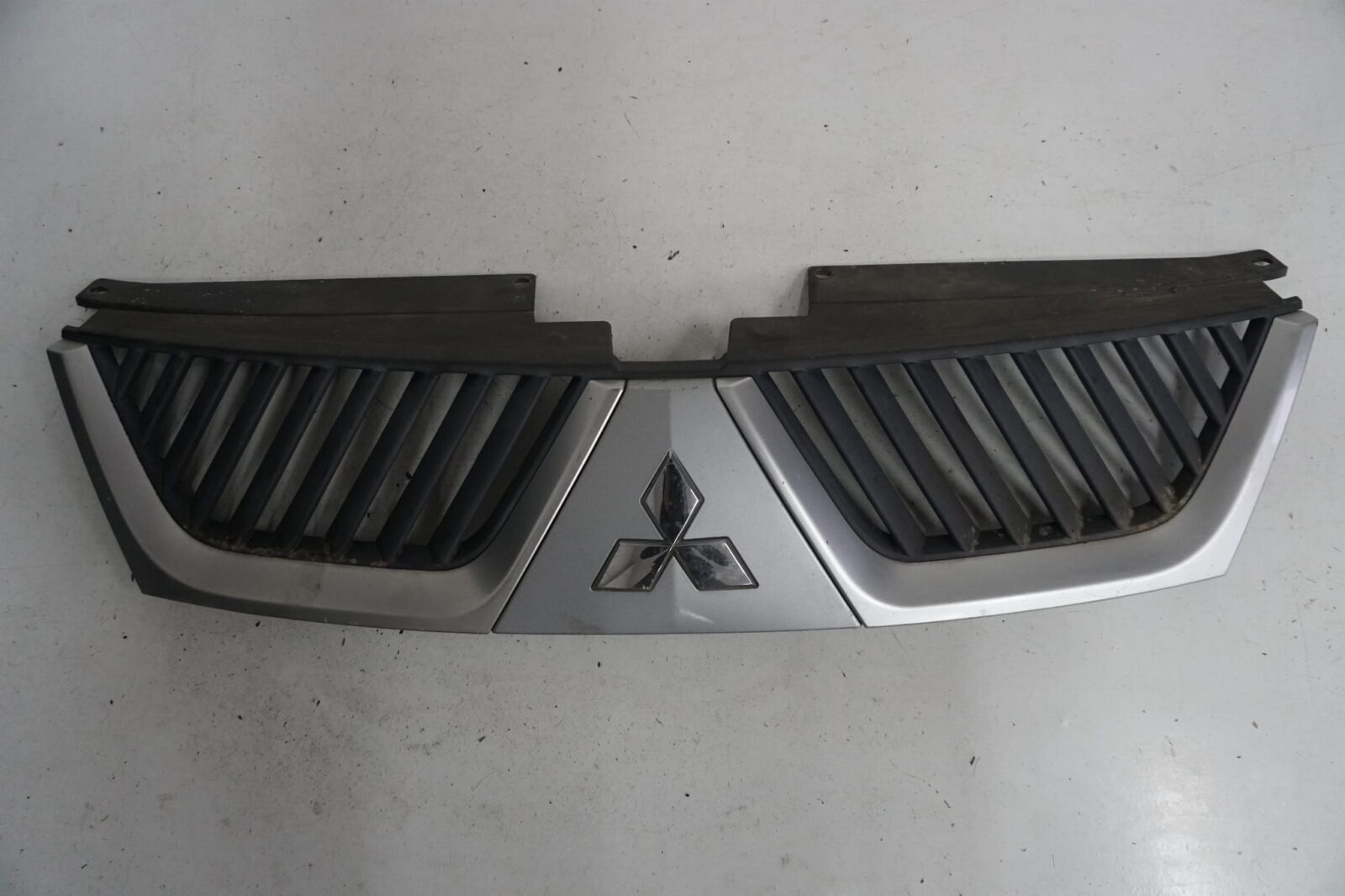 Mitsubishi Outlander II Atrapa Grill 7450a037 7450a038
