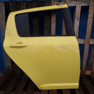Suzuki Swift Mk6 III Drzwi Prawe Tylne Zcj Żółte