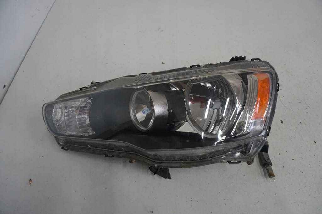 Mitsubishi Lancer Sportback VIII Lampa Lewa Europa Klosz