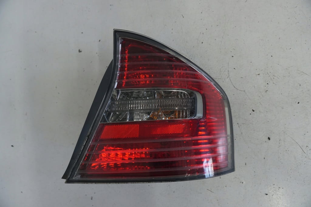 Subaru Legacy IV Sedan Lampa Prawa Tylna Nr.68