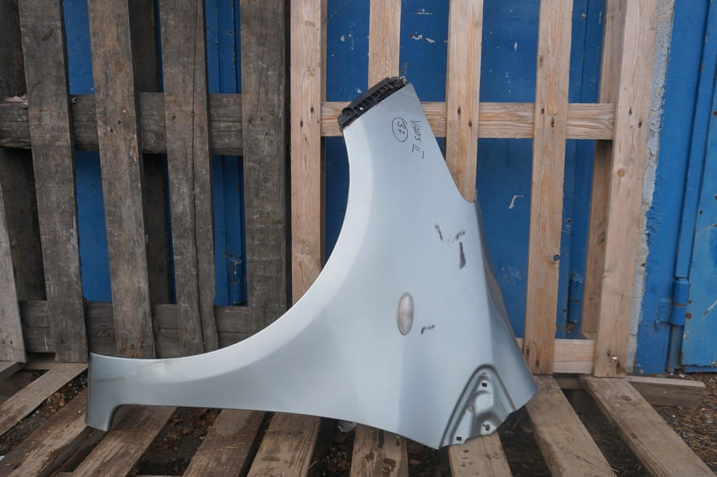 Toyota Yaris II Błotnik Przedni Lewy Nr.35