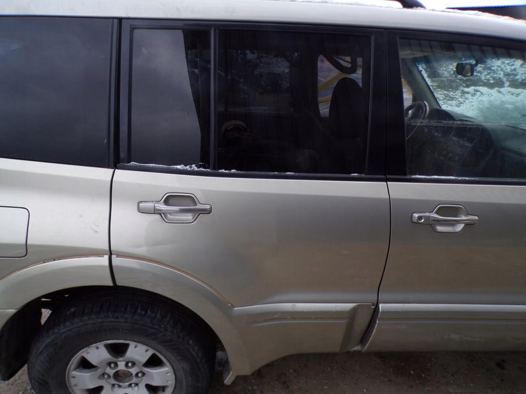 Mitsubishi Pajero III Drzwi Prawe Tylne Listwa S74 Szyba Europa