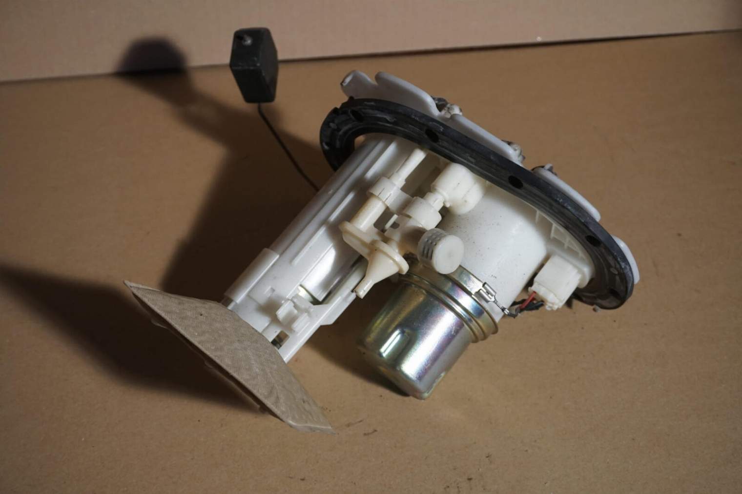 Subaru Pompa Paliwa 42021ae000 Pływak USZKODZONY KRÓCIEC