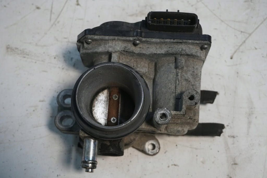 Toyota Yaris II Przepustnica 22030-47010 1.3 Benzyna 2007rok