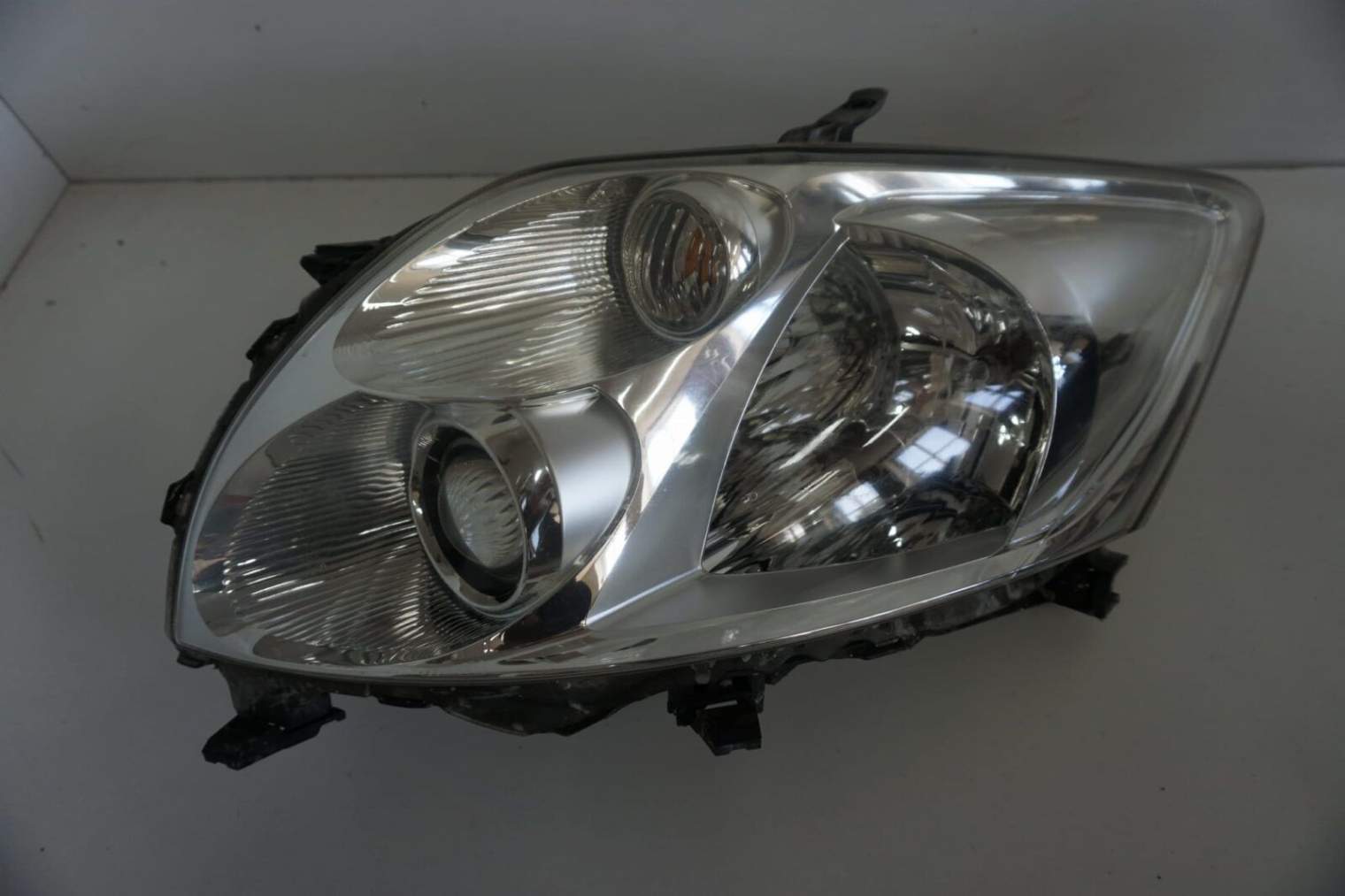 Toyota Auris I Lampa Lewa Przednia 81150-02470
