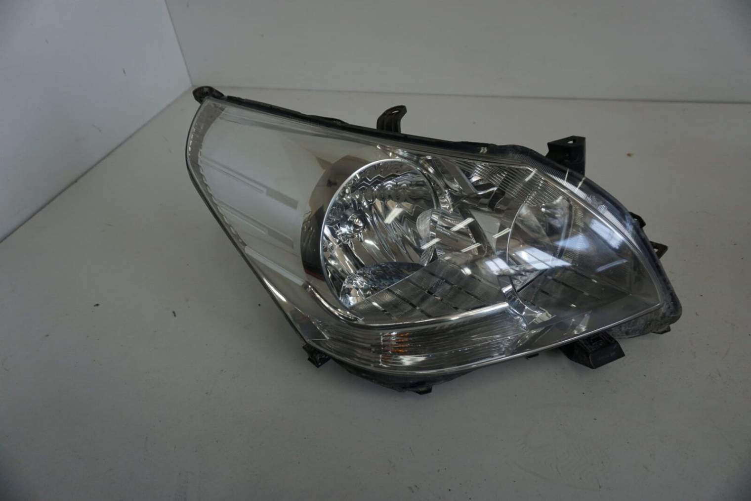 Toyota Verso Lampa Prawa Przednia 81110-0f010 ; 811300F110