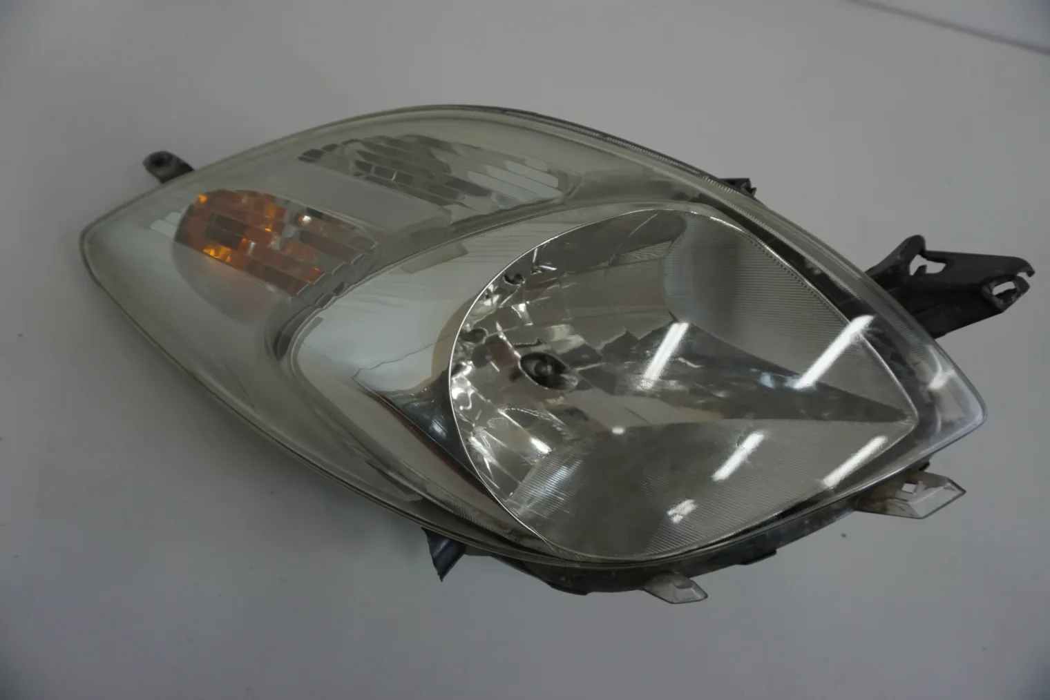 Toyota Yaris II Lampa Przednia Prawa Uk (NR 310)