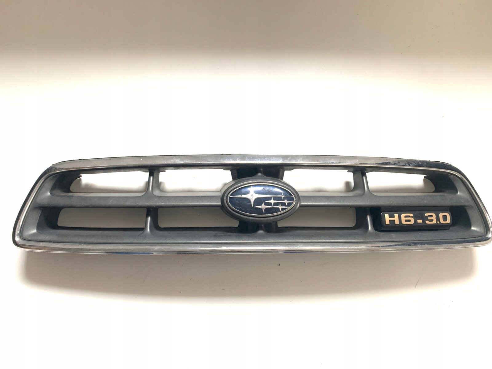 Subaru Outback III 2002r H6 Grill Atrapa Znak