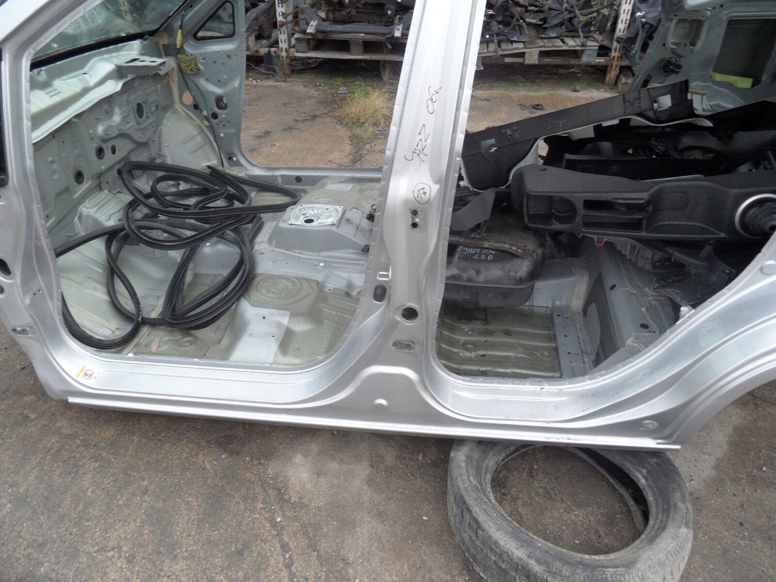 Honda Jazz I 2006r Próg Lewy Słupek Ćwiartka