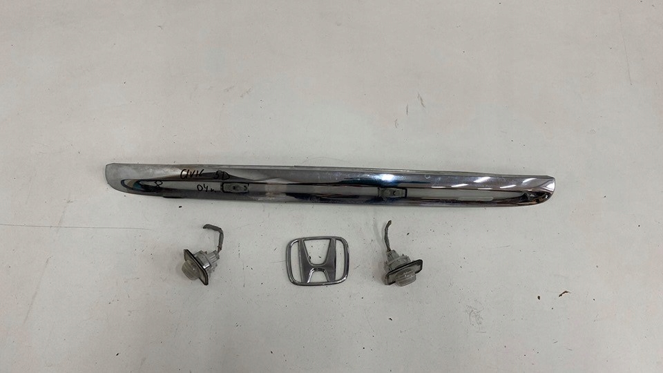 Honda CIVIc VII 5d 04r Listwa Znaczek Oświetlenie