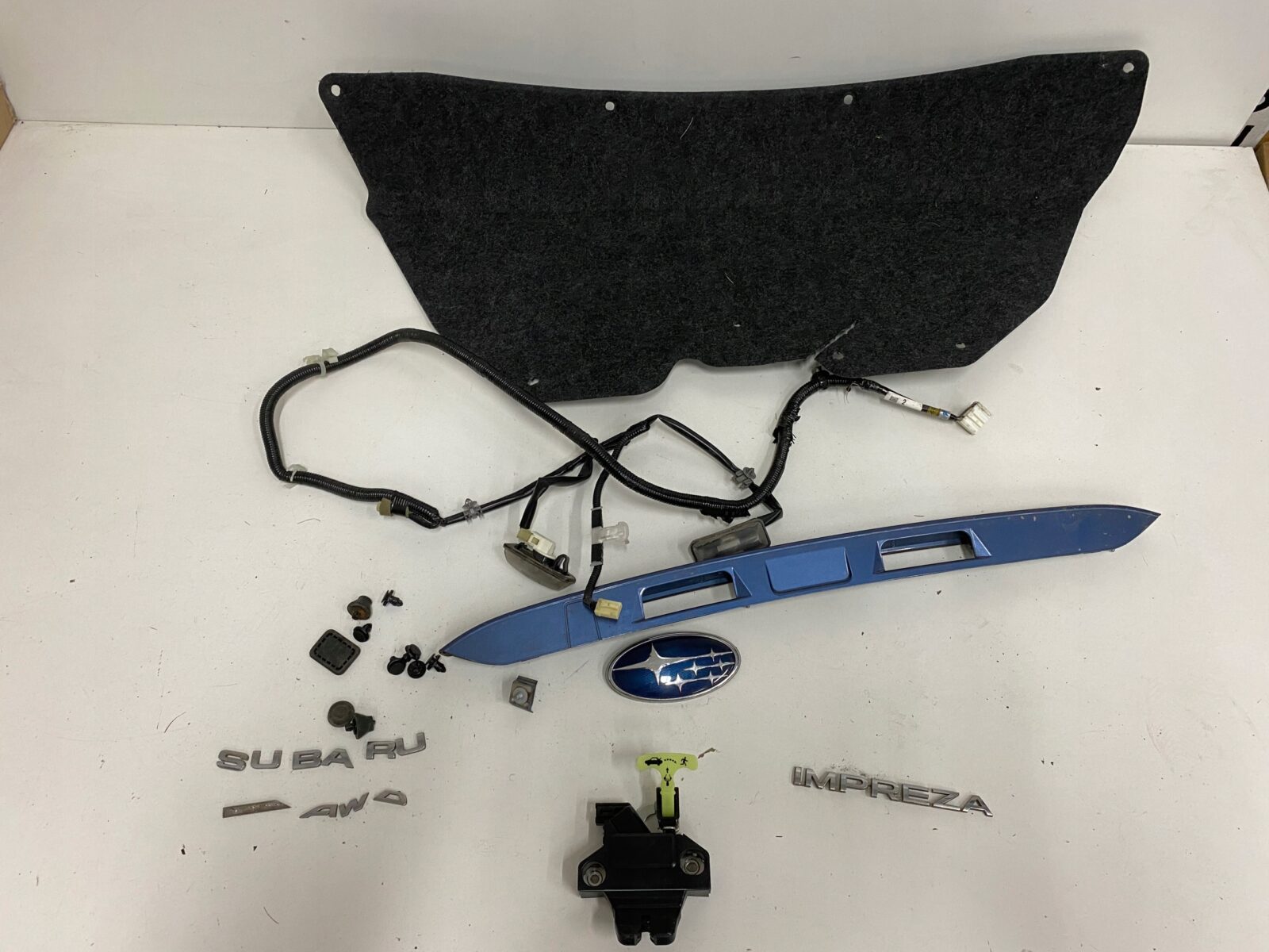 Subaru Impreza Sedan Gh Gj Klapa Bagażnika Znaczek