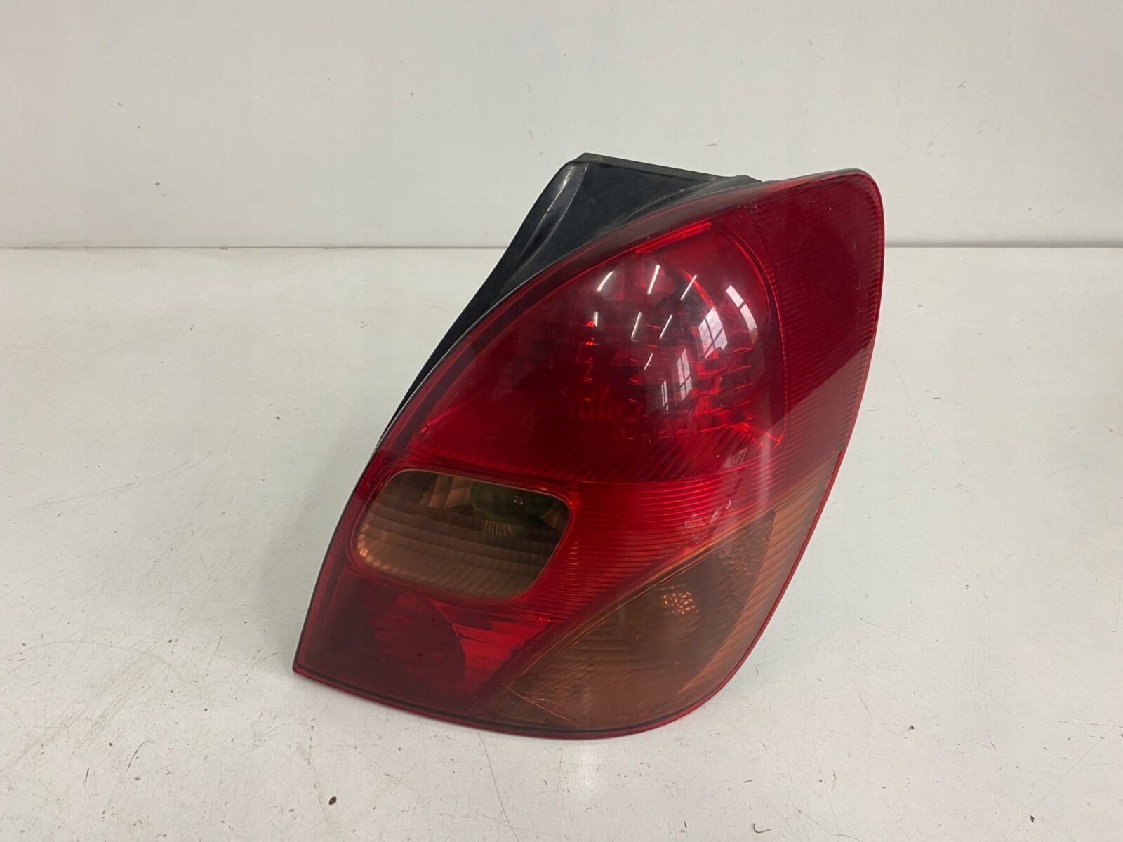Toyota Corolla Verso I 2002r Lampa Prawa Tylna