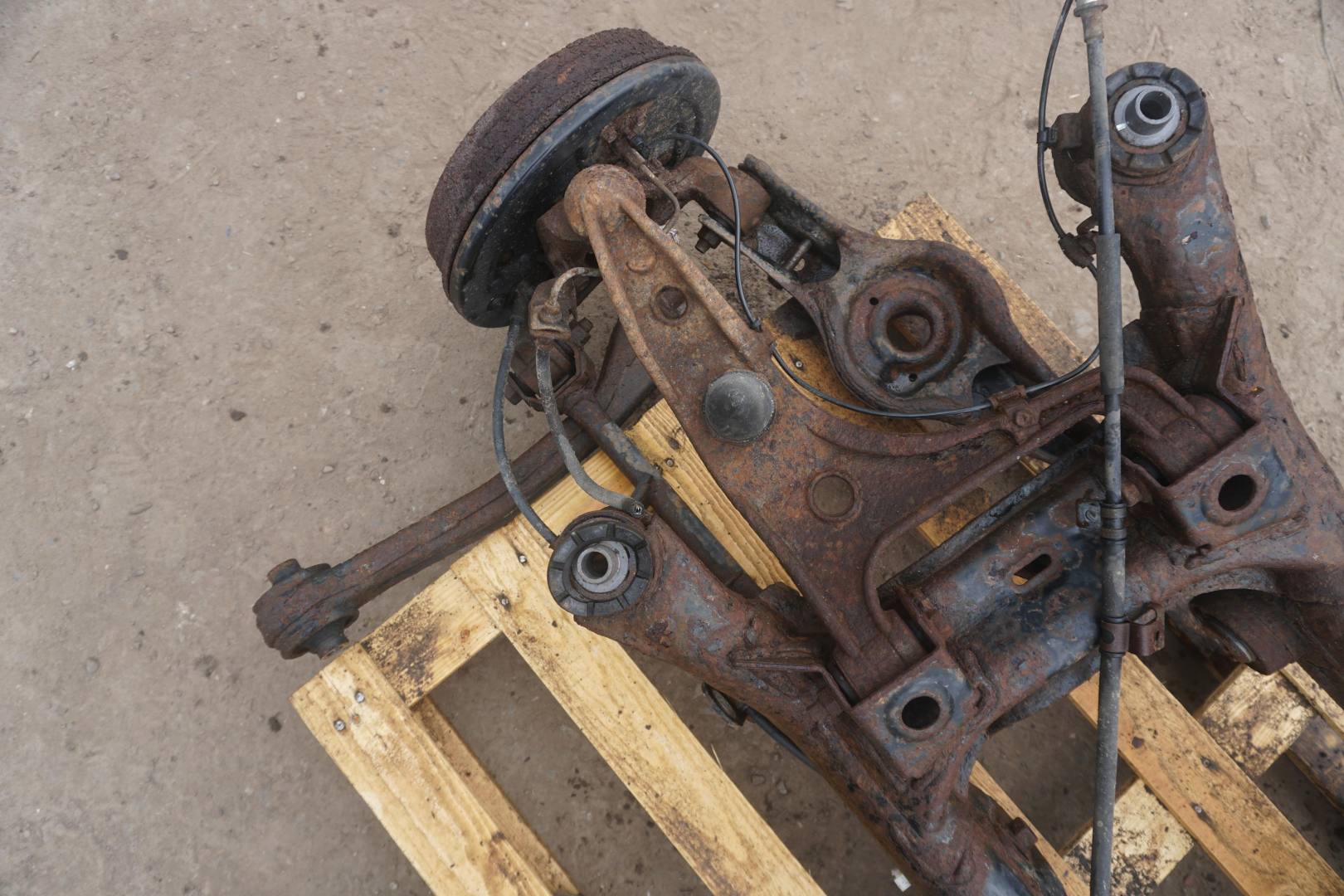 SUZUKI GRAND VITARA II 2010R 2.0B TYLNA BELKA ZAWIESZENIA