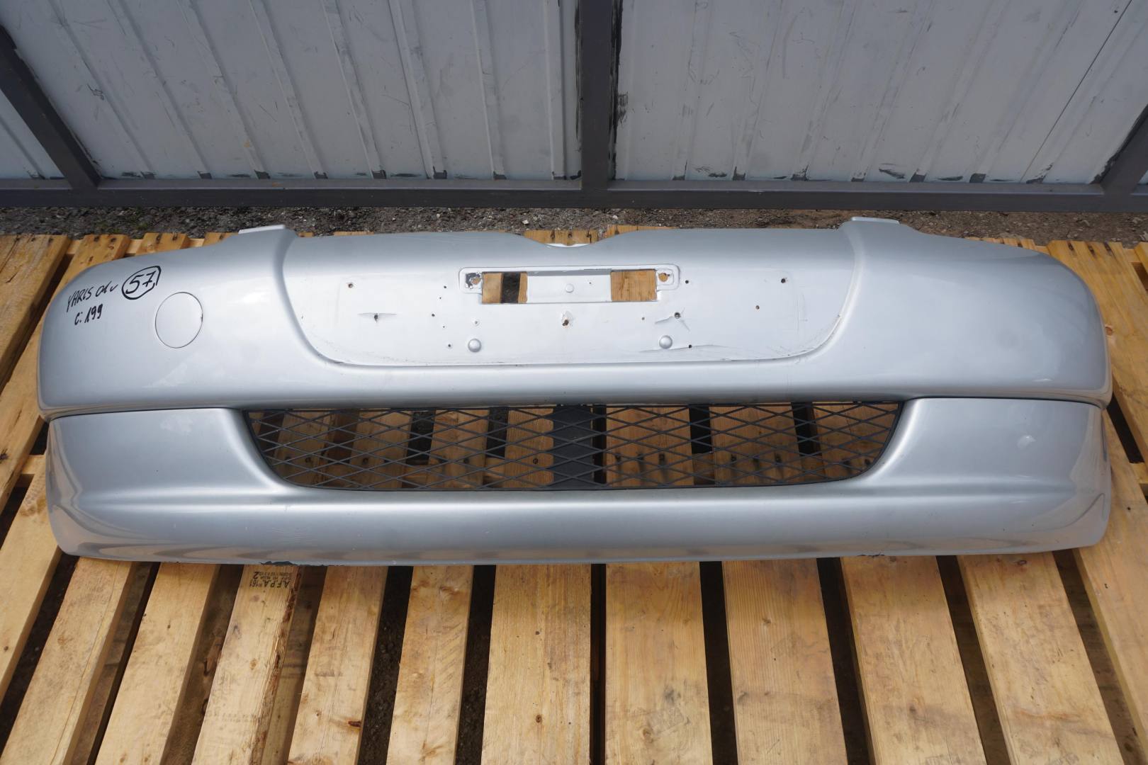 TOYOTA YARIS I 2002R PRZEDNI ZDERZAK KOLOR 199 SREBRNY 52119-52010  52129-52010