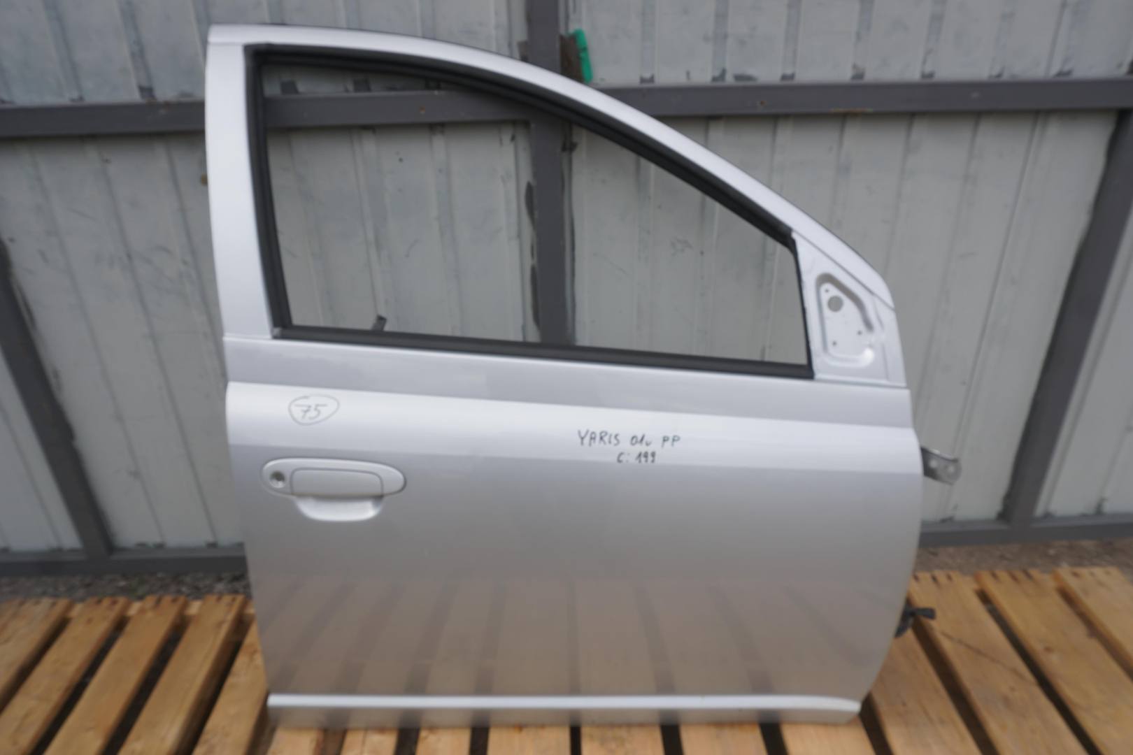 TOYOTA YARIS I 2002R PRZEDNIE PRAWE DRZWI KOLOR 199 SREBRNY ZAMEK DRZWI