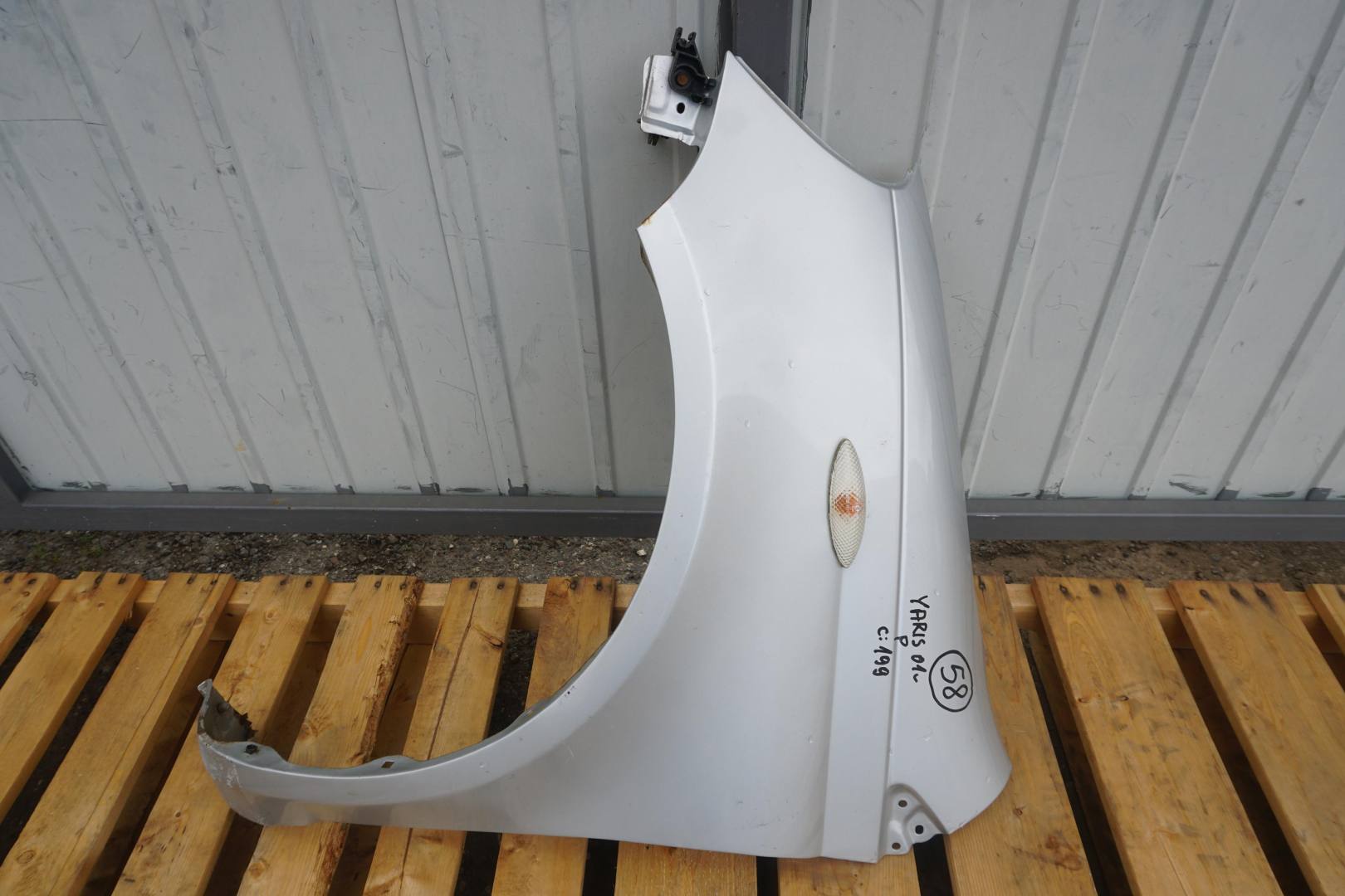 TOYOTA YARIS I 2002R LEWY PRZEDNI BŁOTNIK KOLOR 199 SREBRNY 5381252010
