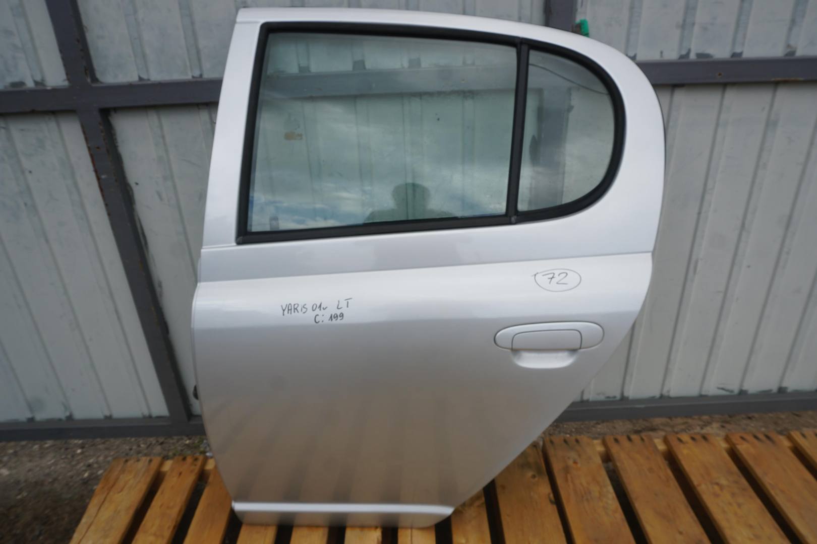 TOYOTA YARIS I 2002R TYLNE LEWE DRZWI KOLOR 199 SREBRNY ZAMEK DRZWI SZYBA
