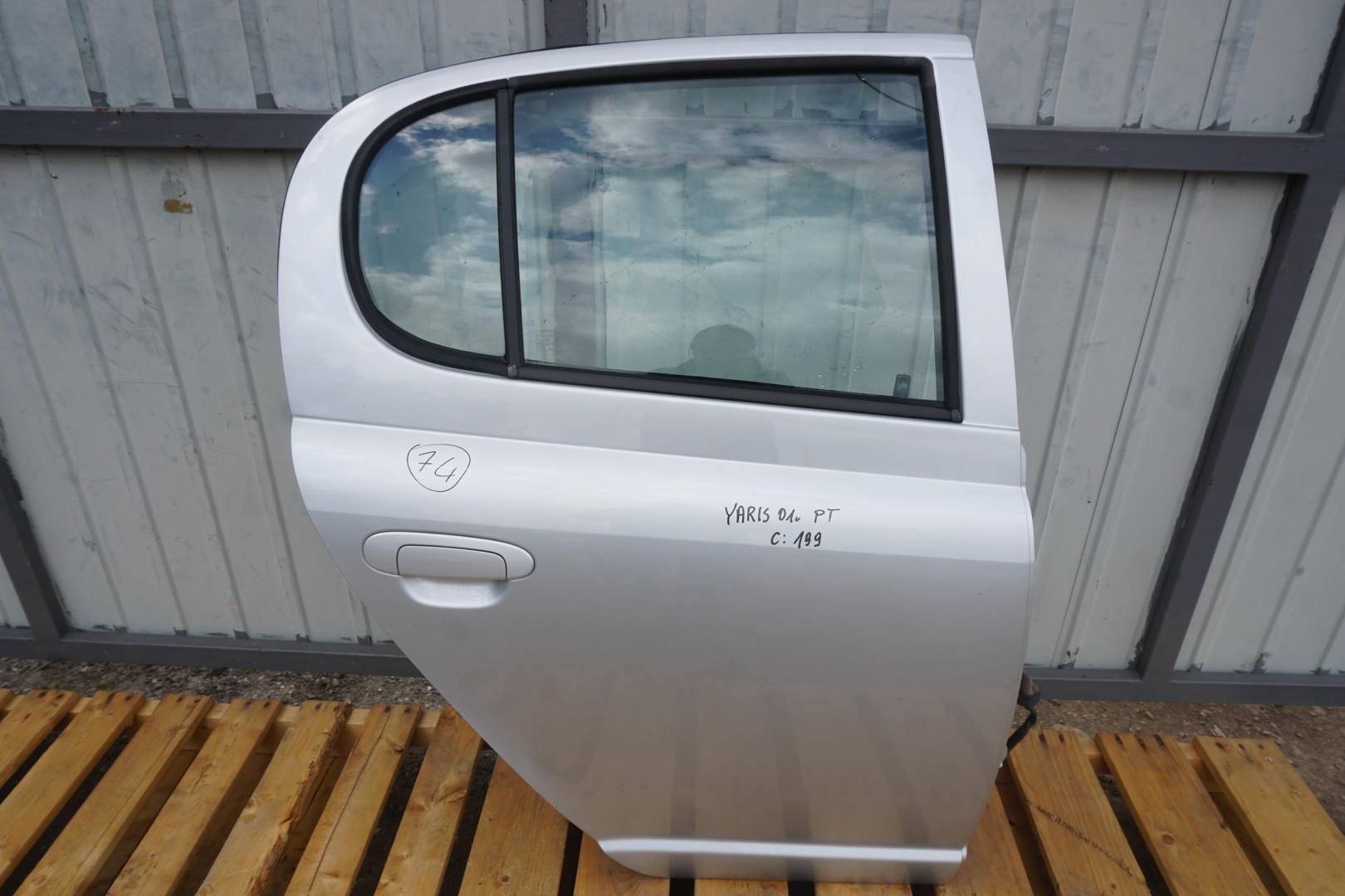 TOYOTA YARIS I 2002R TYLNE PRAWE DRZWI KOLOR 199 SREBRNY ZAMEK DRZWI  SZYBA