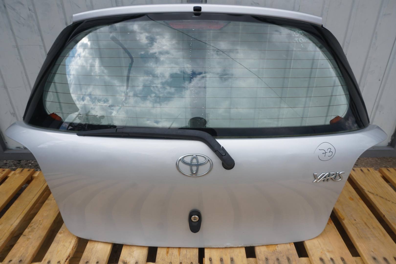 TOYOTA YARIS I 2002R TYLNA KLAPA BAGAZNIKA KOLOR 199 SREBRNY SZYBA