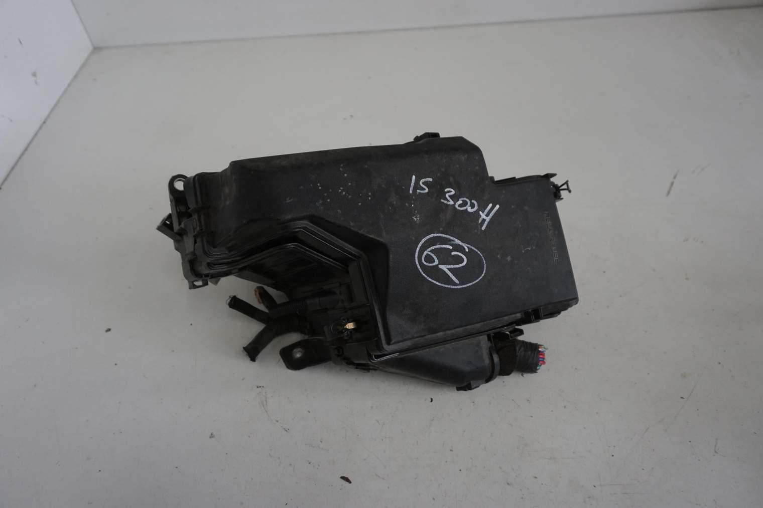 LEXUS IS300H III SKRZYNKA BEZPIECZNIKÓW 82644-53010