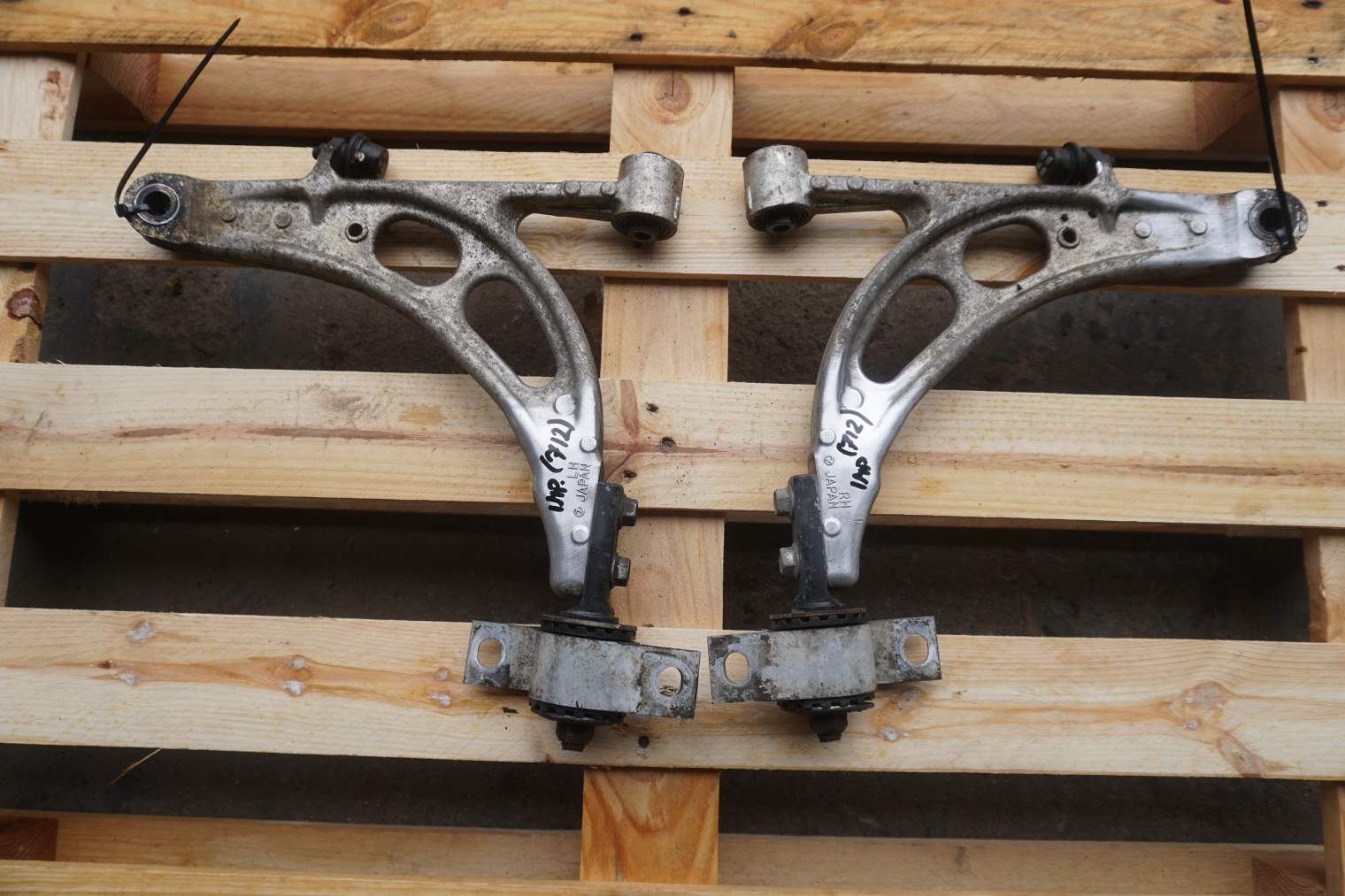 SUBARU IMPREZA GD SEDAN 2006R PRZEDNI ALUMNIOWY WAHACZ PRAWY LEWY 20202FE260 ; 20202FE270