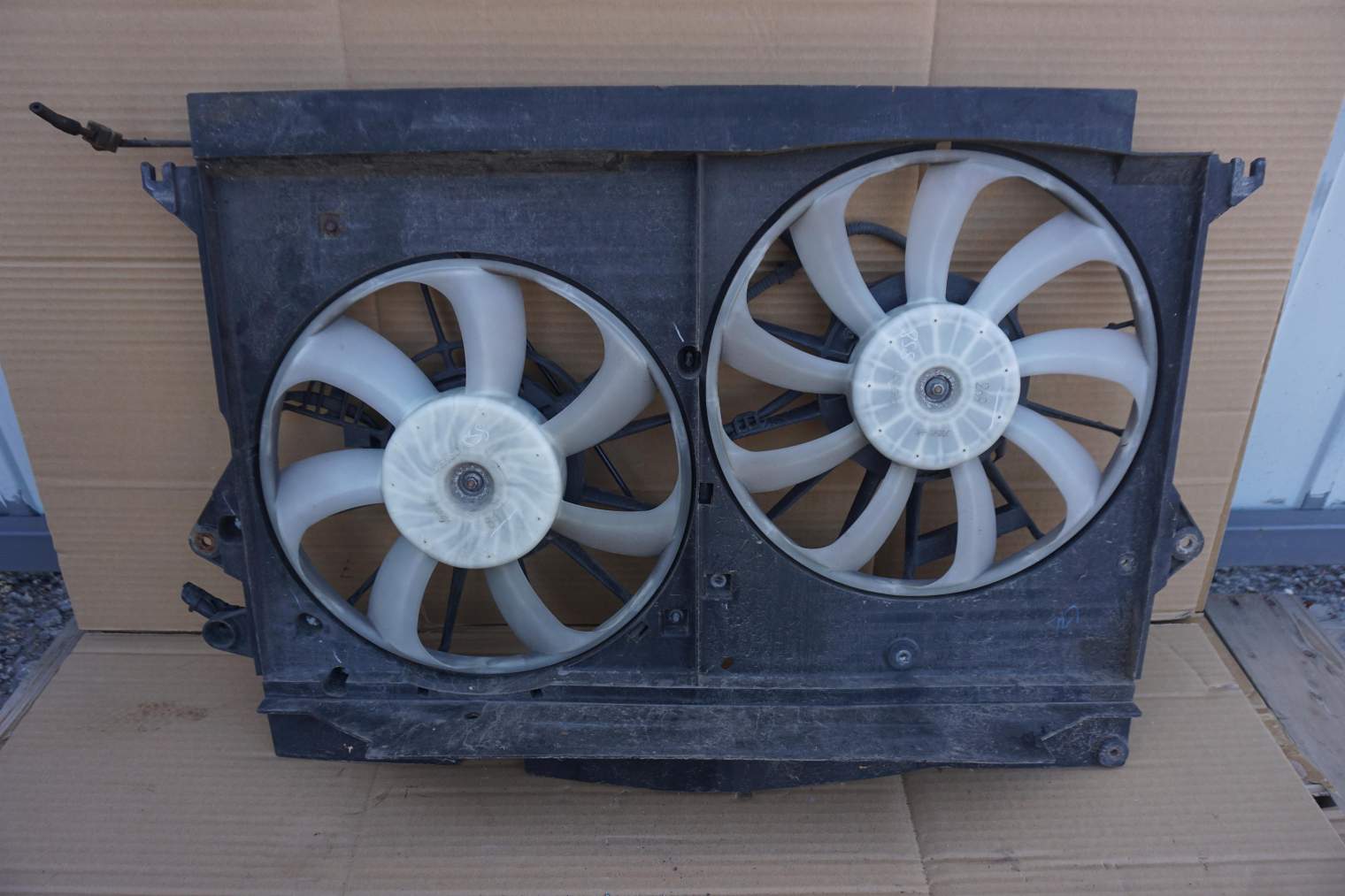 TOYOTA AVENSIS T27 WENTYLATOR CHŁODNICY