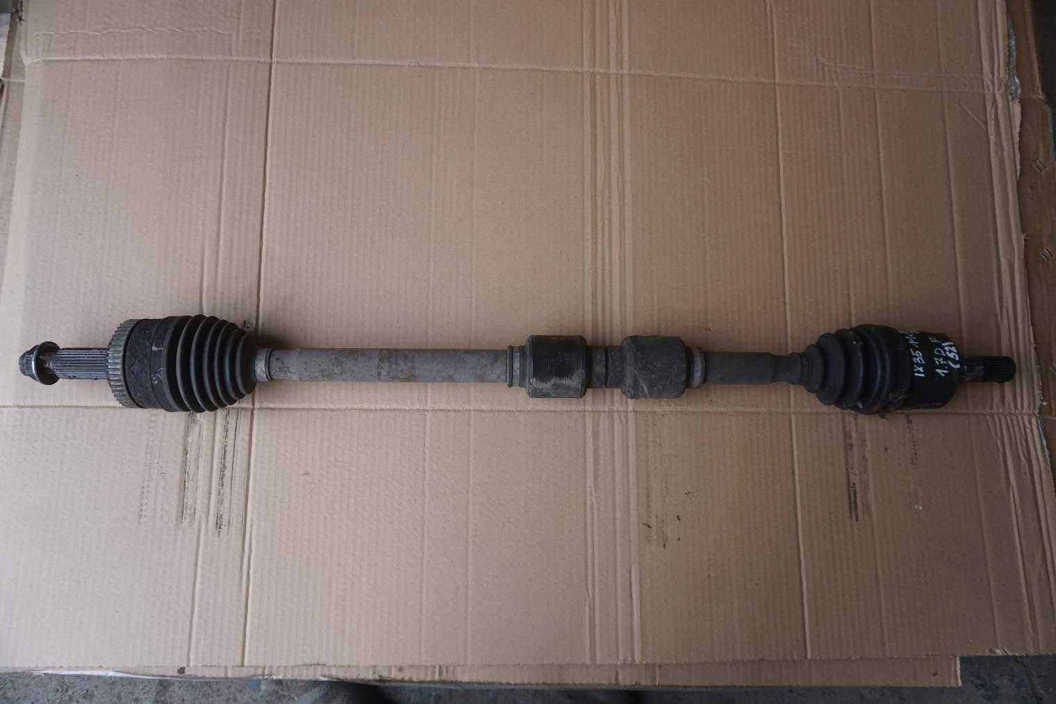 HYUNDAI IX35 PRAWA PÓŁOŚ PRZEGUB 495012Y900