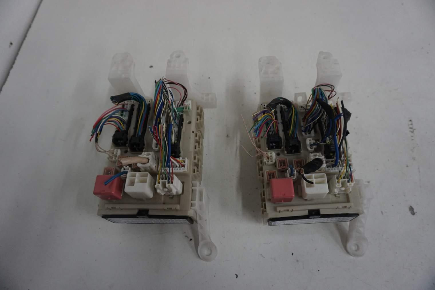 TOYOTA AURIS I E15 SKRZYNKA BEZPIECZNIKÓW 82730-02C90