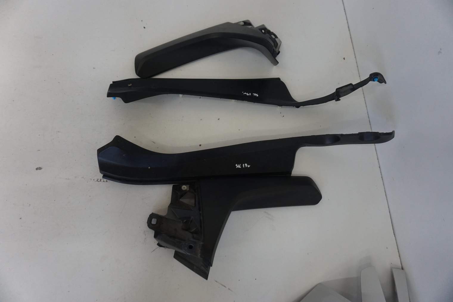 SUBARU FORESTER V OSŁONA KLAPY BAGAŻNIKA