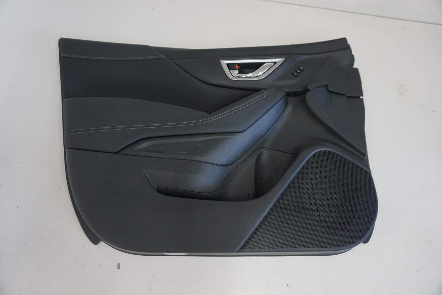 SUBARU FORESTER V SK BOCZEK DRZWI LEWY PRZEDNI