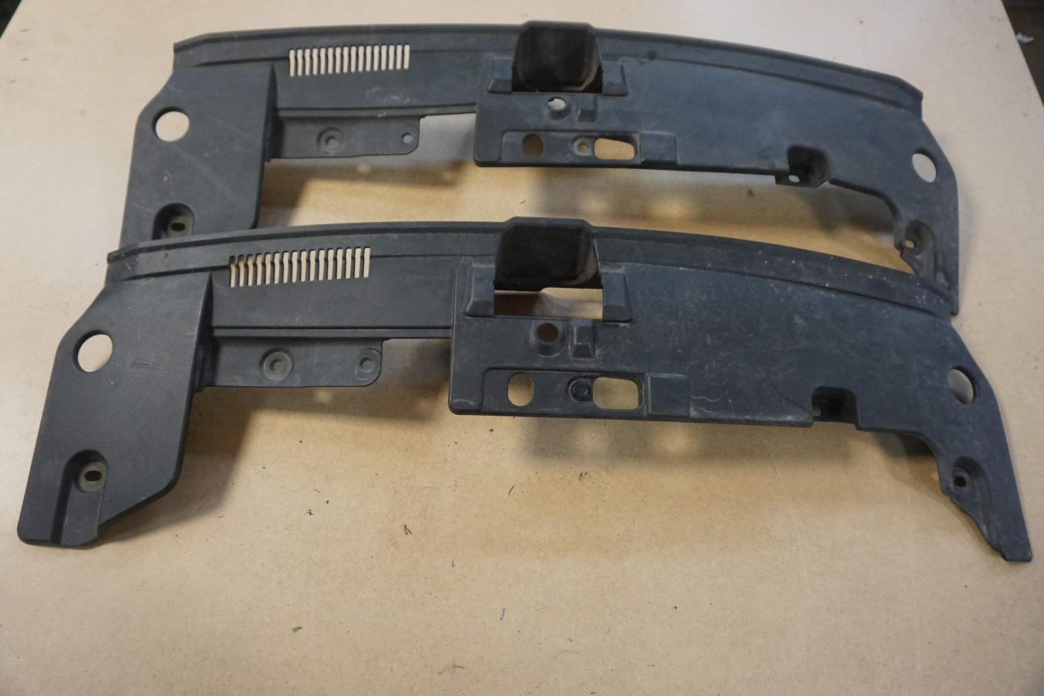 MITSUBISHI LANCER X OSŁONA PASA PRZEDNIEGO 6400A831