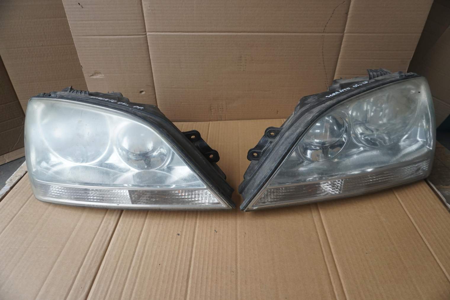 Kia Sorento I Lampa Prawa Przednia LEWA Uk