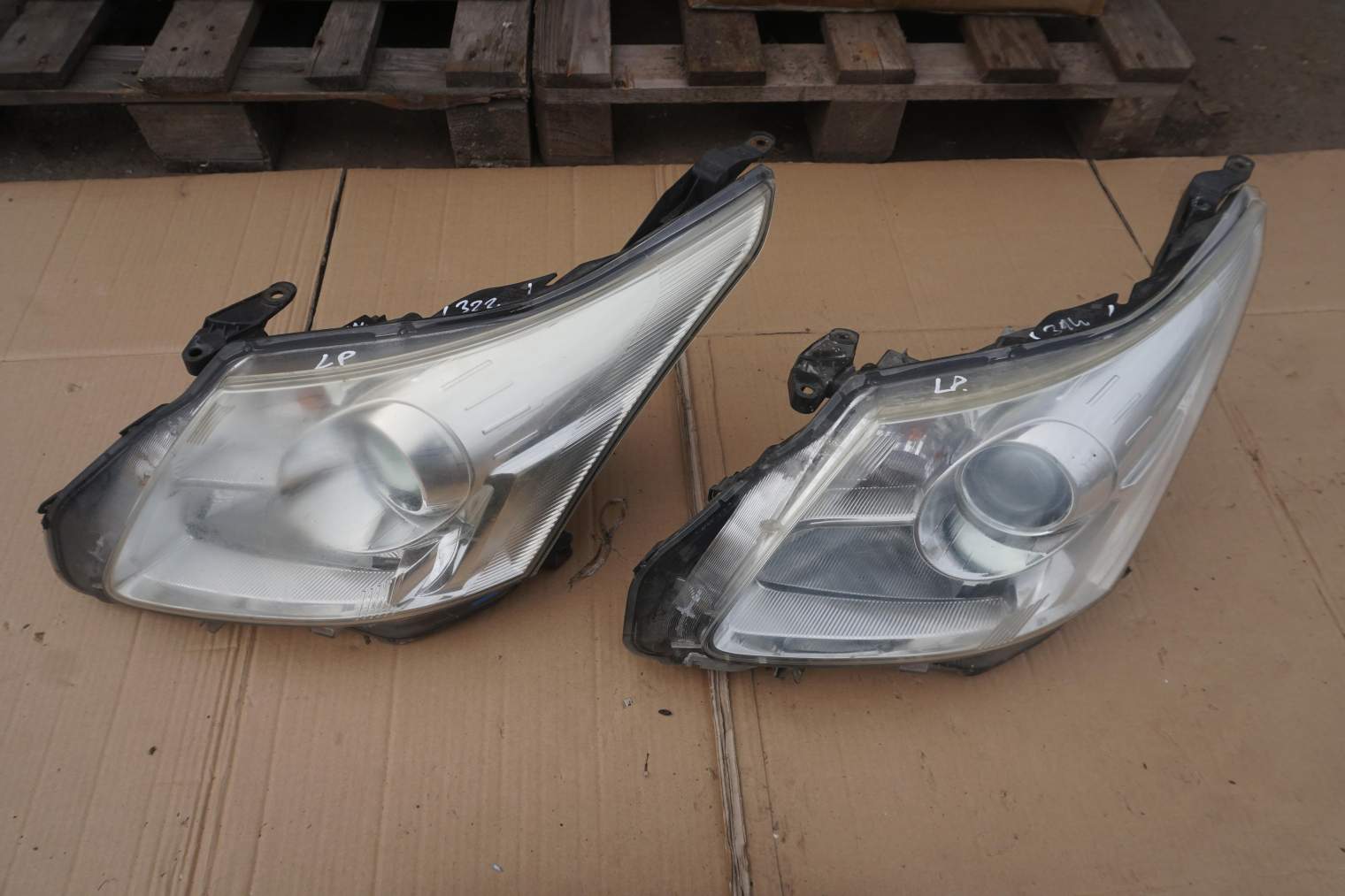 TOYOTA AVENSIS T27 LAMPA PRZEDNIA LEWA KLOSZ UK 8117005300