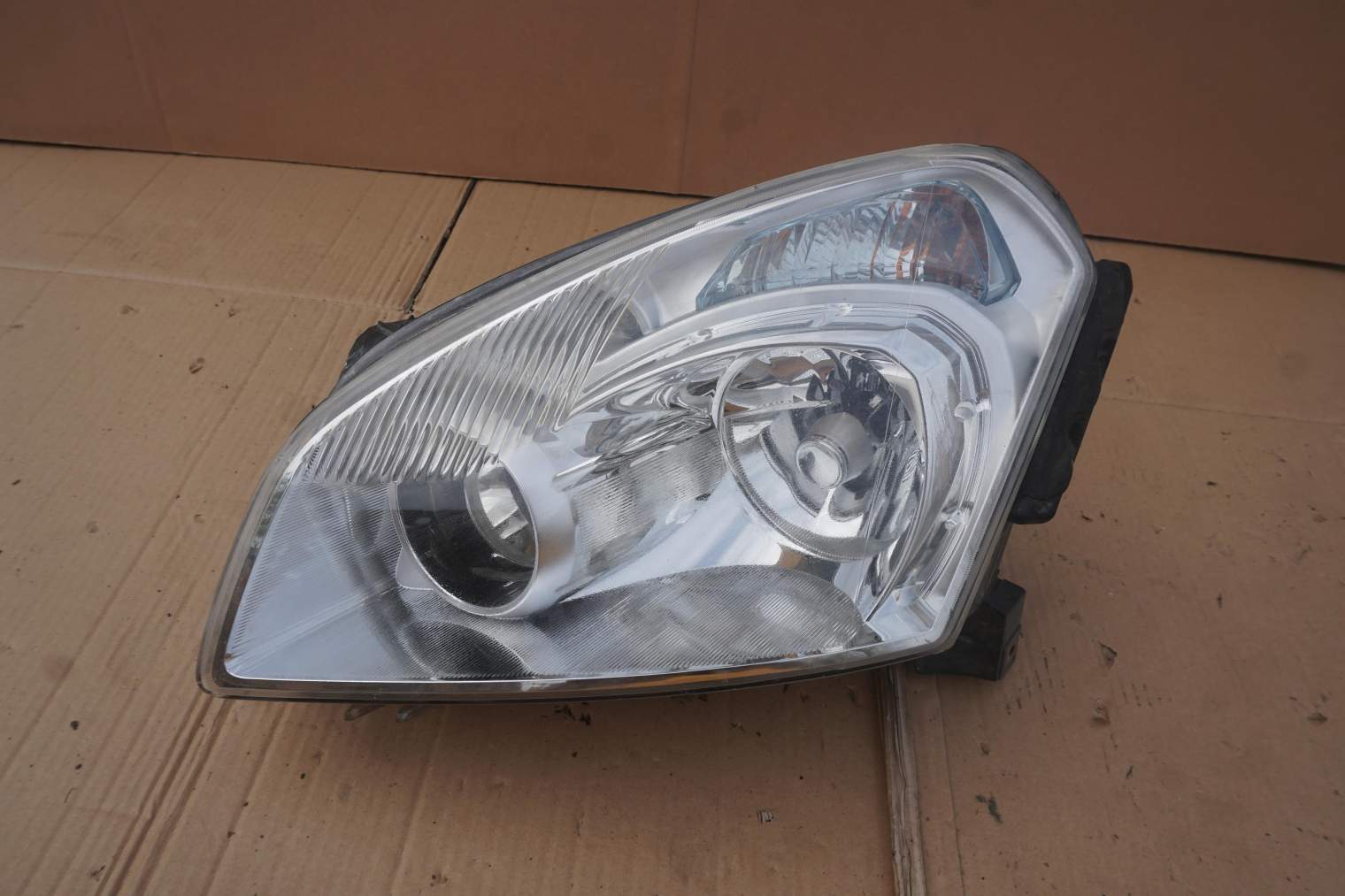 NISSAN QASHQAI J10 2007-2009R LEWA PRZEDNIA LAMPA XENON KLOSZ PRZETWORNICA 5DV008290-00