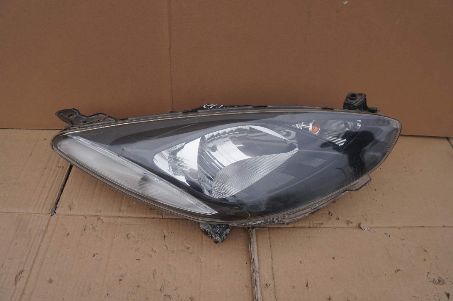 MAZDA 2 DE PRAWA LAMPA PRZEDNIA Z ANGLIKA