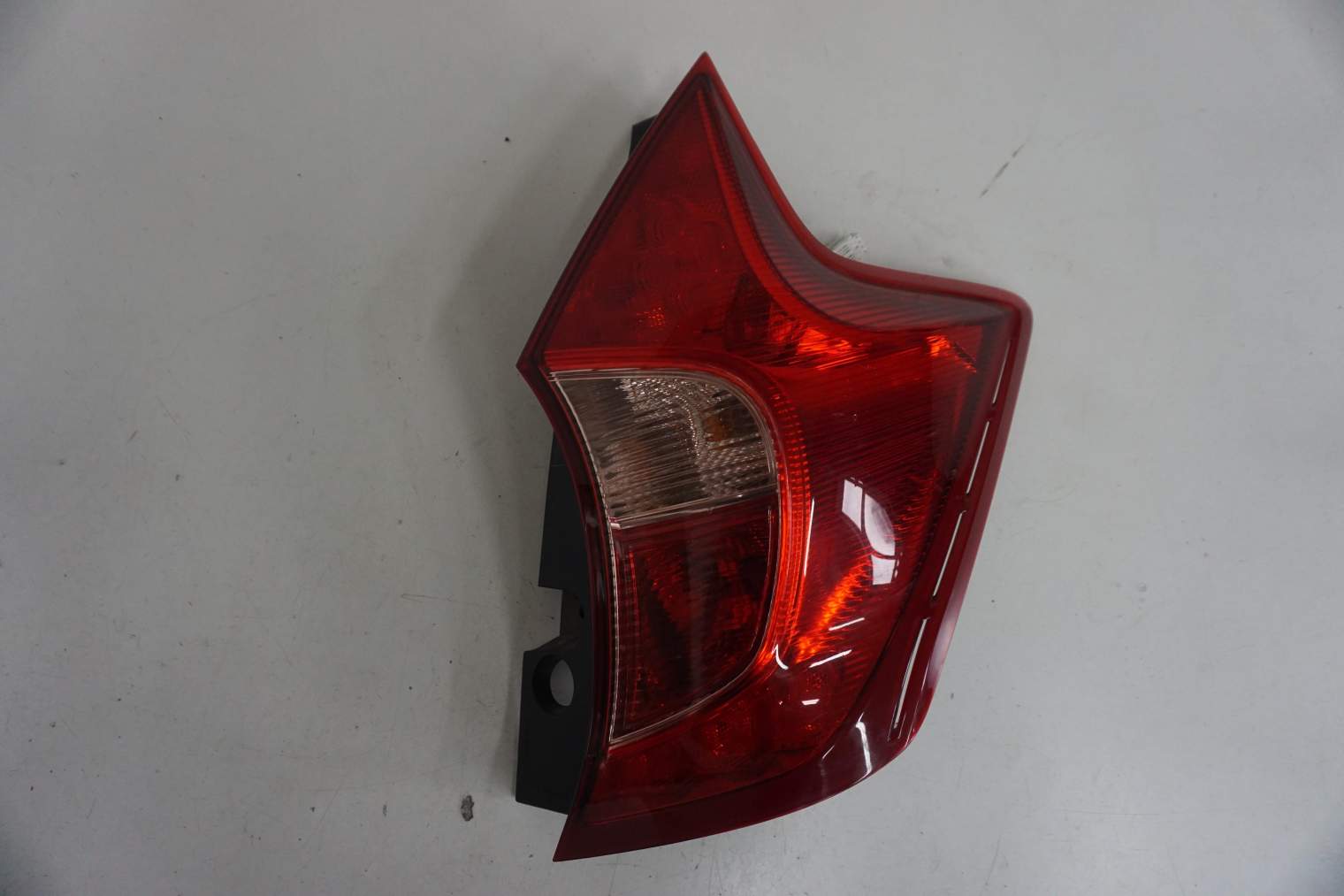 NISSAN NOTE E12 LAMPA TYLNA PRAWA