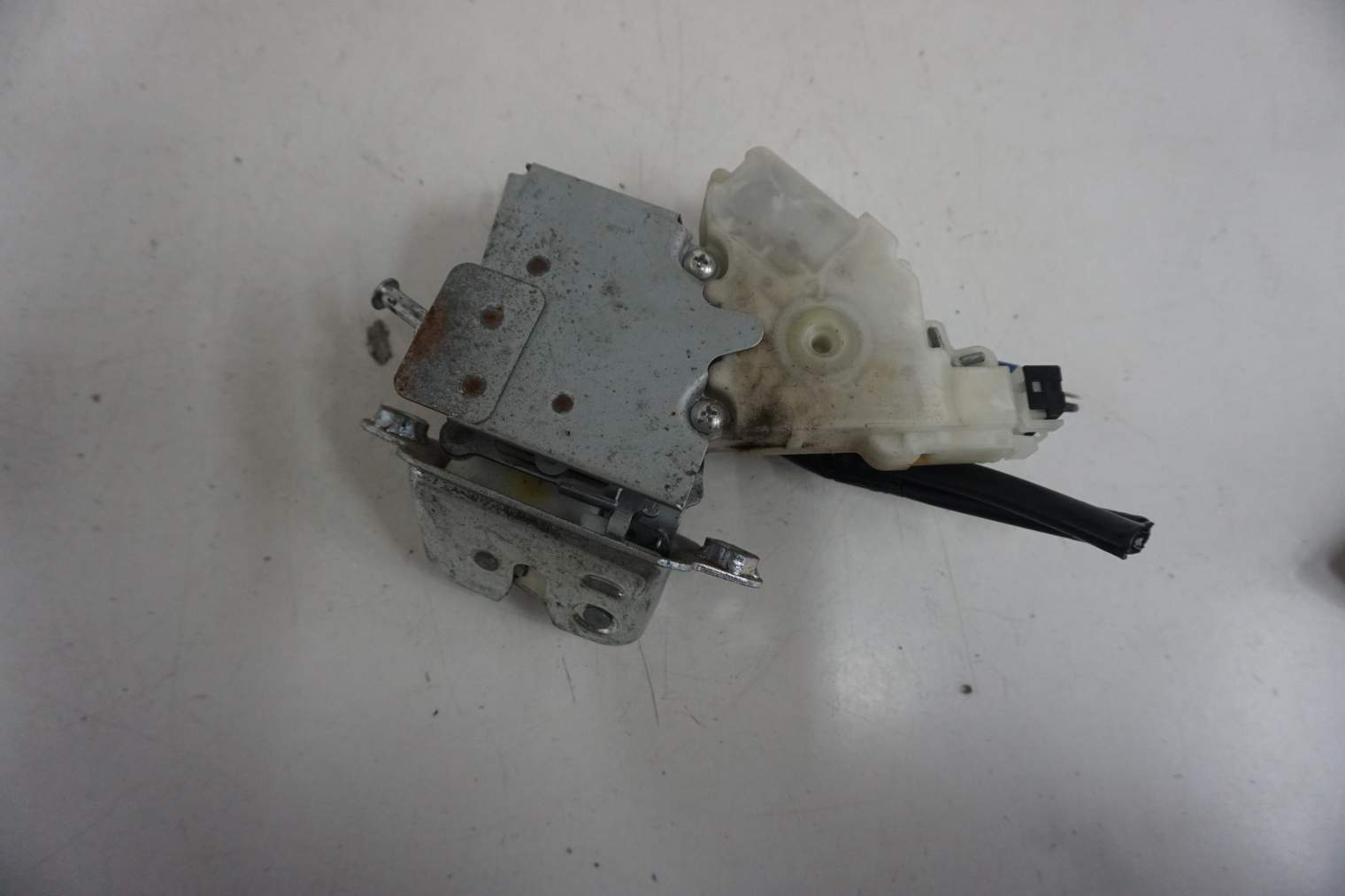 SUBARU IMPREZA GG ZAMEK KLAPY BAGAŻNIKA 63100FE010