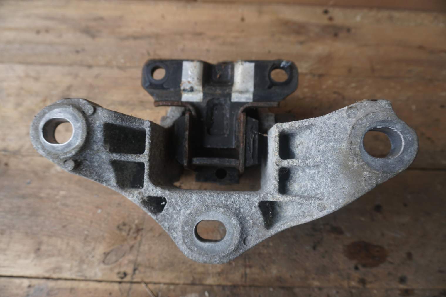 MAZDA CX-3 PODUSZKA SILNIKA LEWA DB21-39082