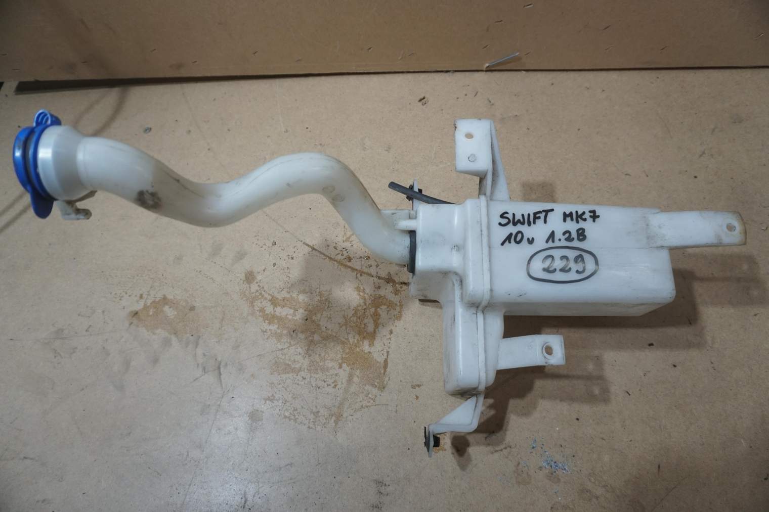 SUZUKI SWIFT MK7 IV ZBIORNIK SPRYSKIWACZY 38400-68L1