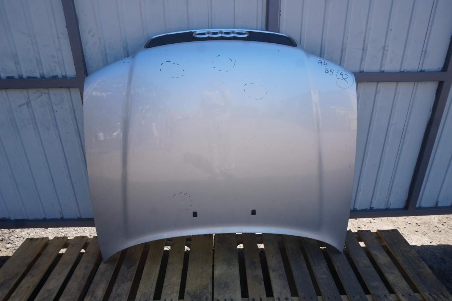 AUDI A4 B5 MASKA SREBRNA ATRAPA