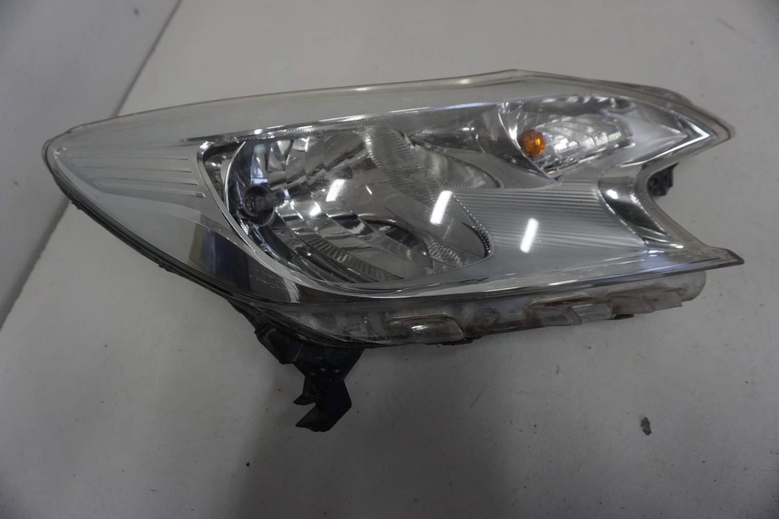 NISSAN NOTE II E12 LAMPA PRZEDNIA PRAWA 260103VU0A