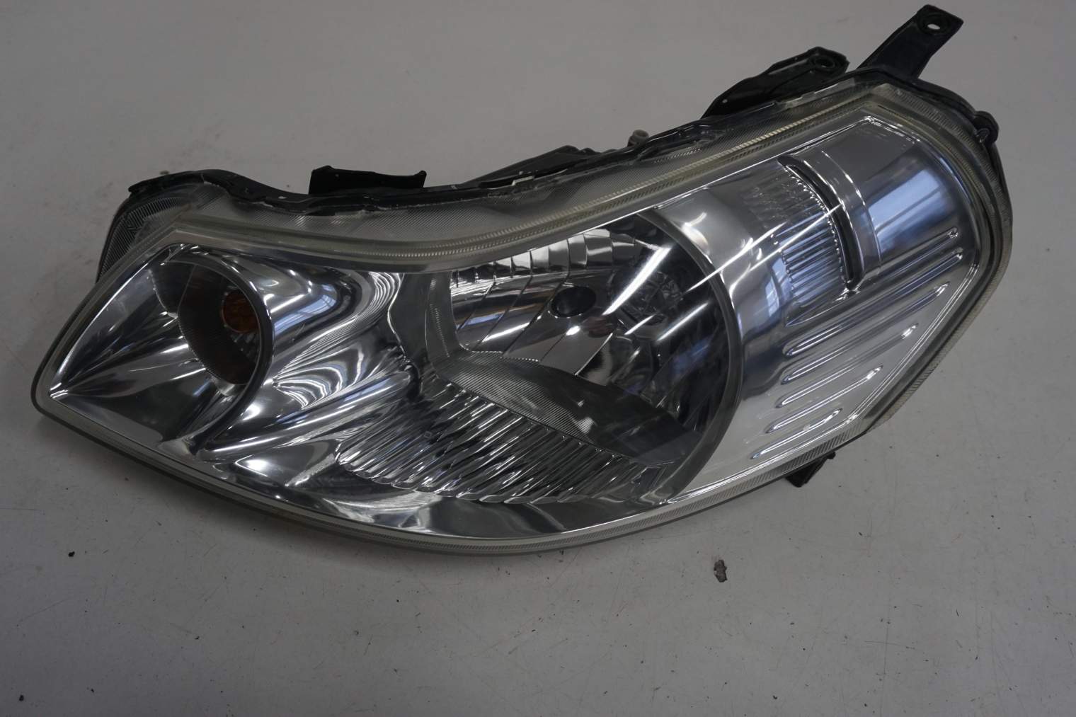 SUZUKI SX4 LAMPA PRZEDNIA LEWA
