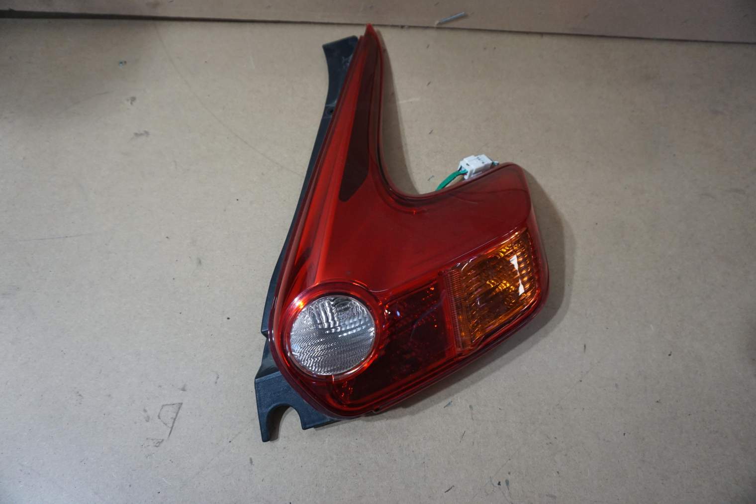 NISSAN JUKE F15 LAMPA TYLNA LEWA PRAWA