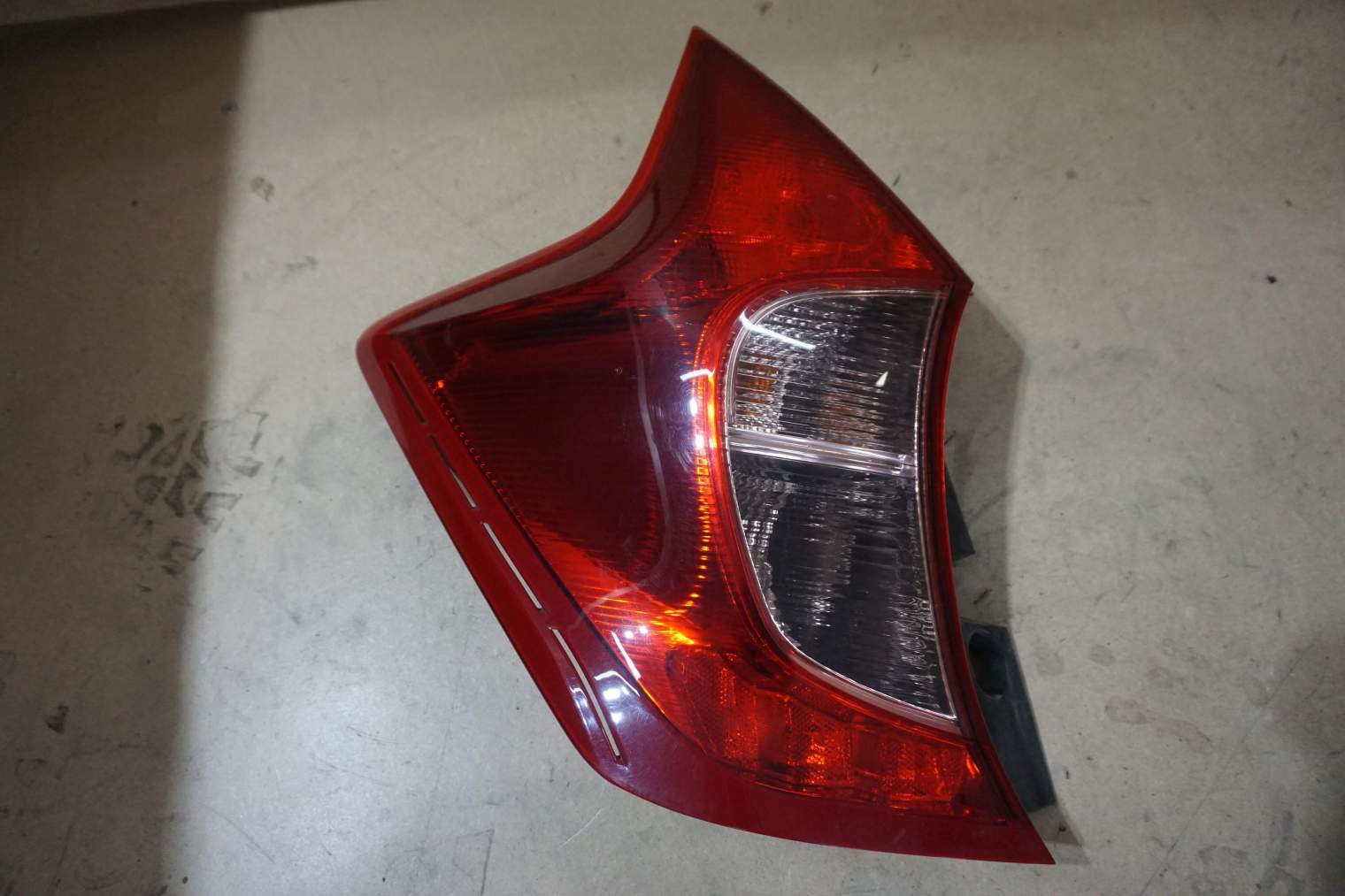 NISSAN NOTE E12 LAMPA TYLNA LEWA