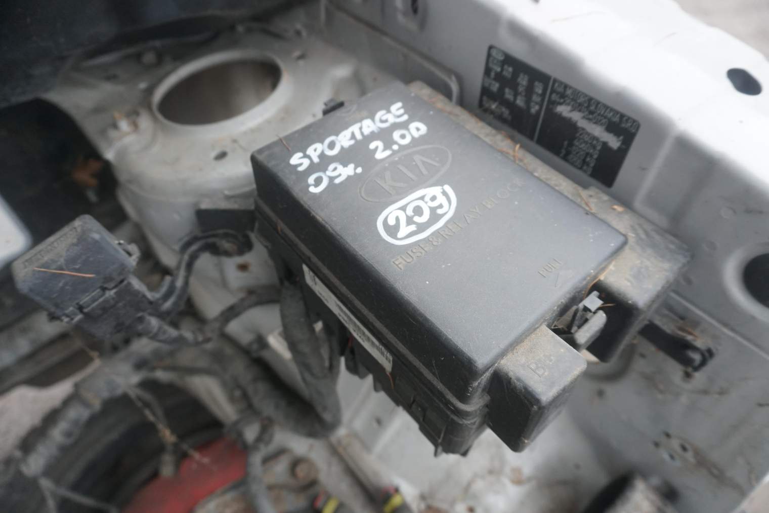 KIA SPORTAGE II LIFT 2010R 2.0CRDI D4EA SKRZYNKA BEZPIECZNIKÓW 919511F240