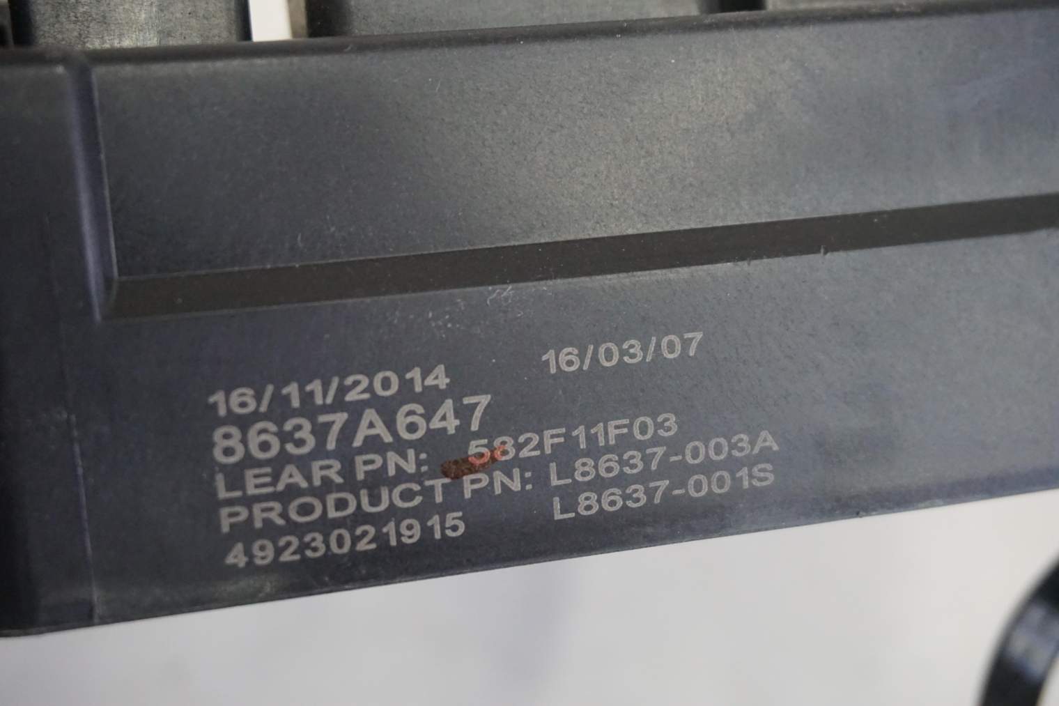 MITSUBISHI ASX SKRZYNKA BEZPIECZNIKÓW 8637a647 - obrazek 3