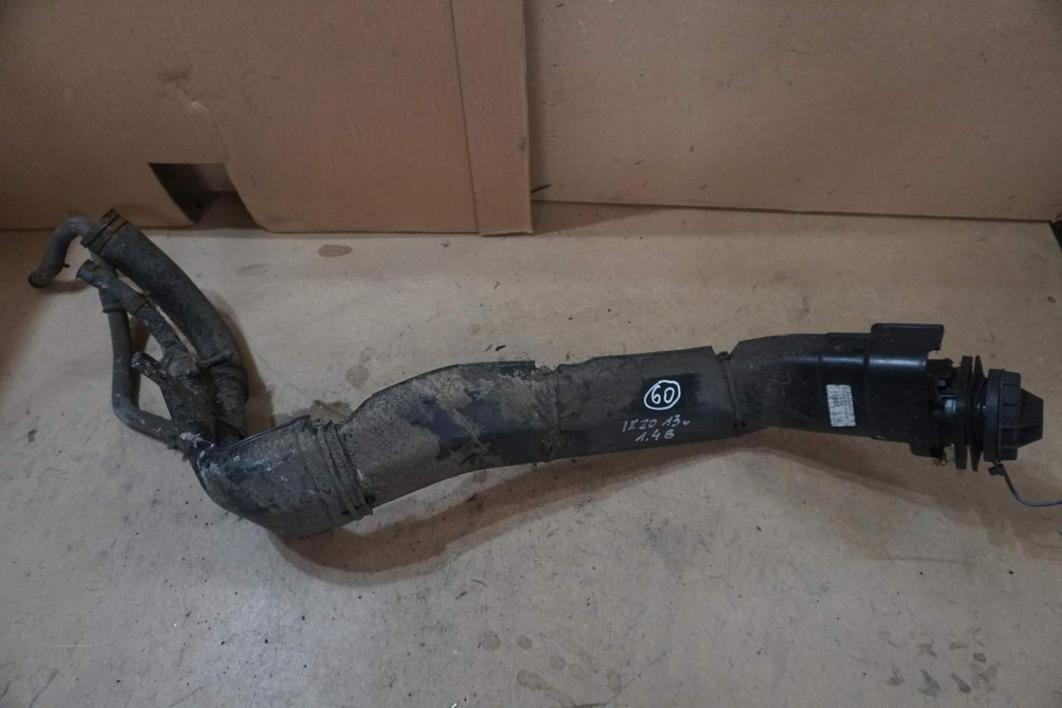 HYUNDAI iX20 2010-2019r WLEW PALIWA BENZYNA KOREK 310301P000